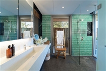 Guest bedroom ensuite bathroom design